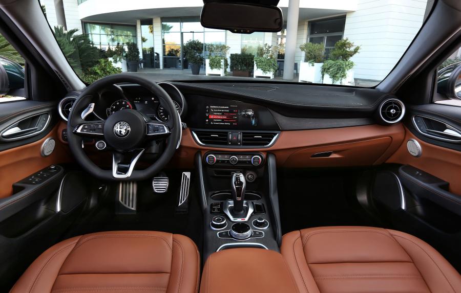Торпедо Alfa Romeo Giulia Ti (952) 2019 года  (фото 6 из 32)